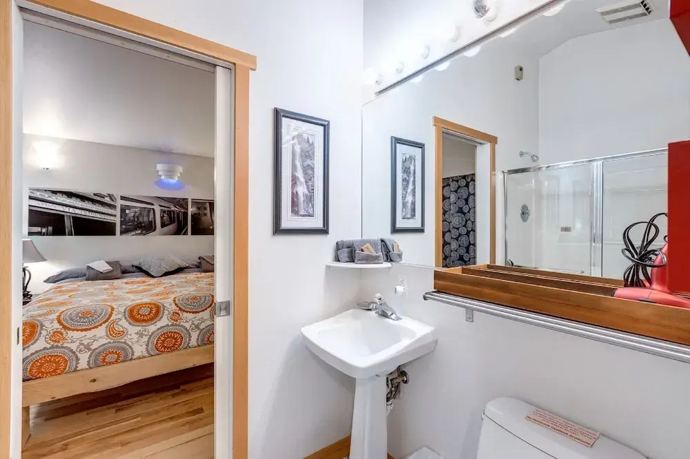 Mt. Baker Lodging Cabin 60 – Hot Tub, Wifi, Sleeps 2! by Mbl