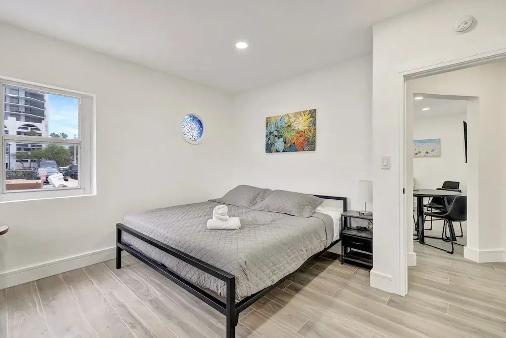 Sophisticated 2BR1BA Short Walk to Beach