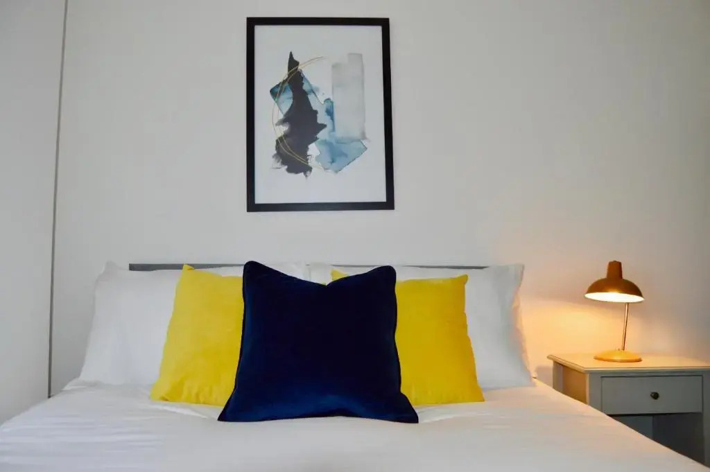 Sleeps 5 with 2 bedrooms and sofabed, perfect for work or leisure, stylish spacious city centre apartment, book our Queen Suite, today!