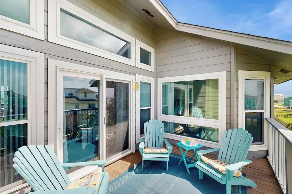 Walk to the Sand! Ocean-view Galveston Townhome