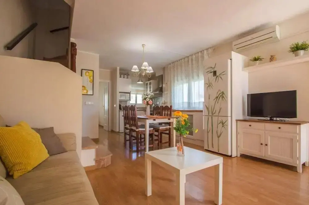 Nice Home see French Title