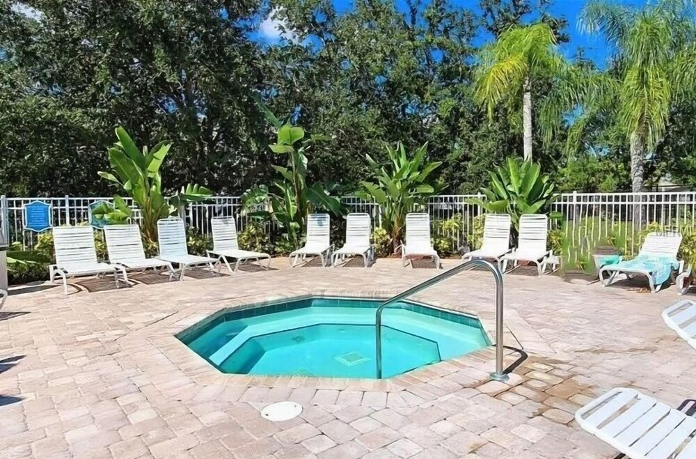 Resort Condo With Pools, hot Tub, Game Room, Tennis, Gym, Balcony, AC, & W/D