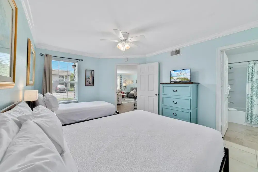 Updated, Ground Floor Unit w/ Pool & Gym, Sleeps 6