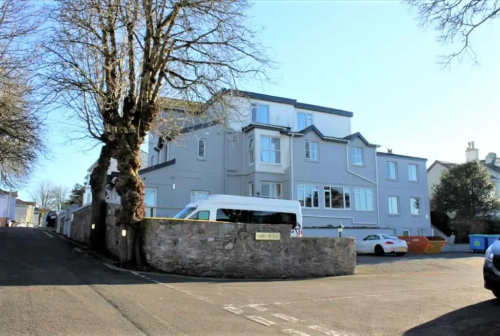 Court Prior