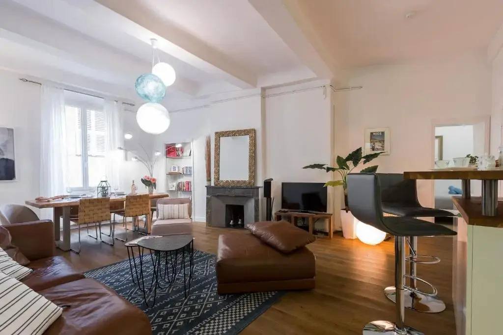 Pref 2 · F4 - Vaste Et Bourgeois ,3 Chambres, Ascenseur, Vx-Nice