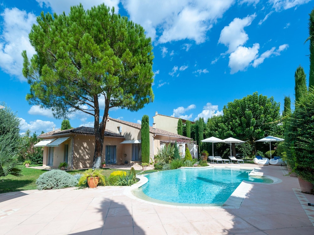 Elegant Villa in Les Mees With Garden