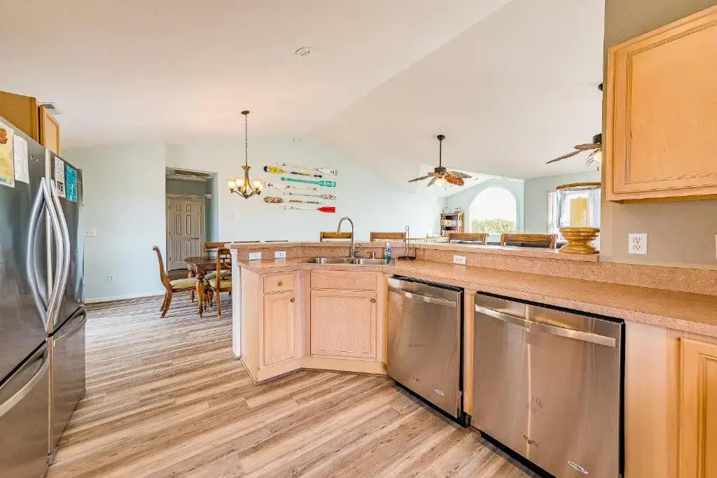 King BEEch - Southern Shores, 300 Yds to Beach, Ocean View, Pool, Hot Hub, Fenced Yard