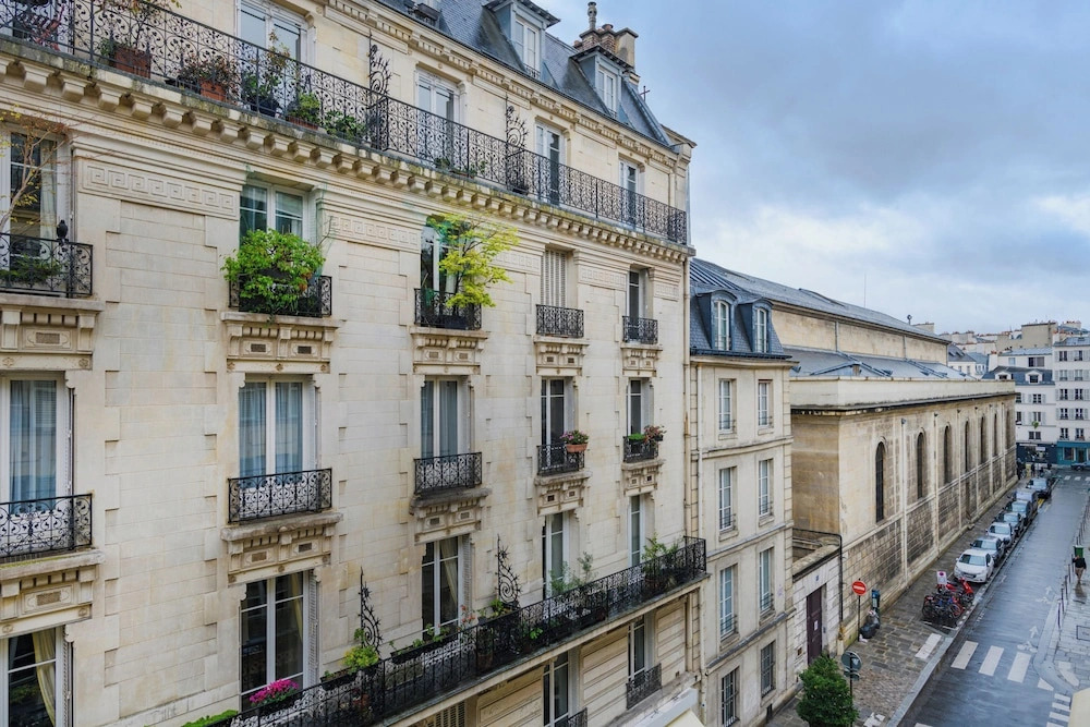 Paris Center St Claude residence