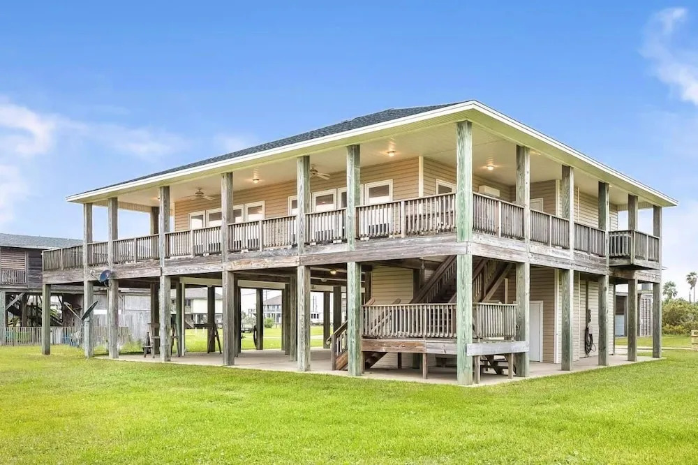 My Favorite Beach House 3 Bedroom Home by RedAwning