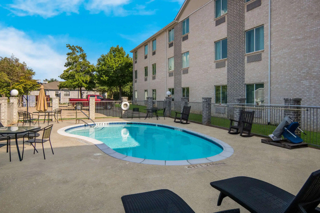 Quality Inn & Suites Roanoke - Fort Worth North