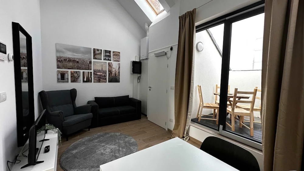 Luxury 1BR Near Fashion District by Oneluxstay