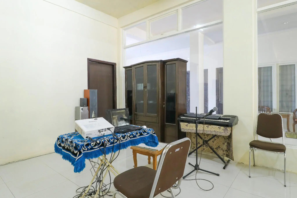 Urbanview Hotel Ling near Jawa Timur Park 2