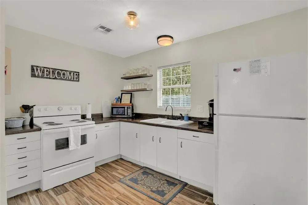 Charming Cottage-hot Tub and Grill-3 min to Main!