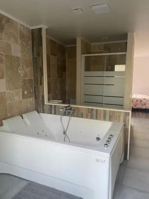 The Montreal Suite (Adults Only)