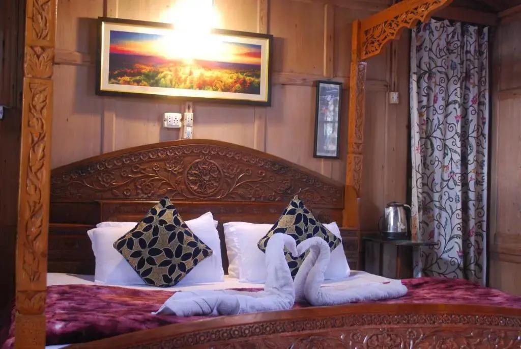 Young Shahzada Group of Houseboats