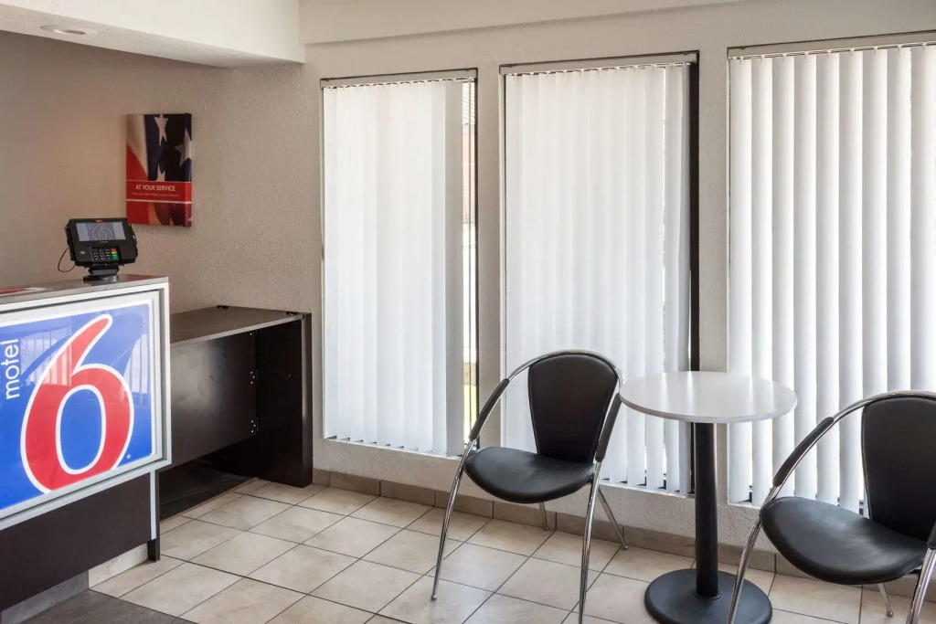 Motel 6 Bakersfield, CA - Convention Center