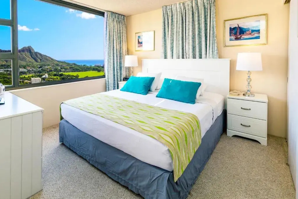 Fabulous Diamond Head and Ocean Views 33rd Floor - Parking, WiFi - Close to Beach
