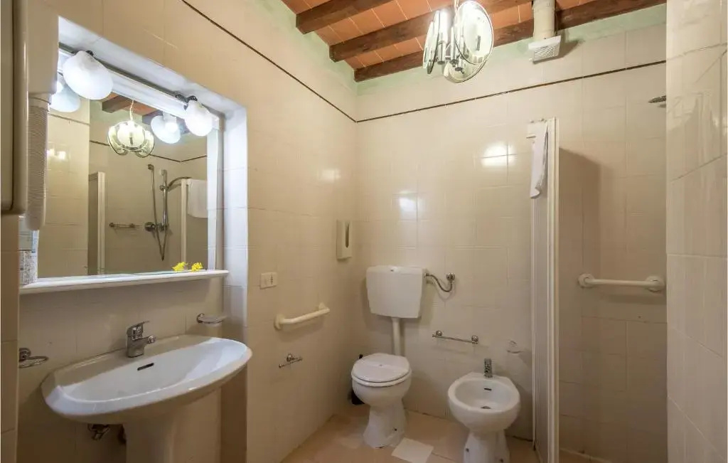 Beautiful apartment in Montaione with Outdoor swimming pool, WiFi and 2 Bedrooms