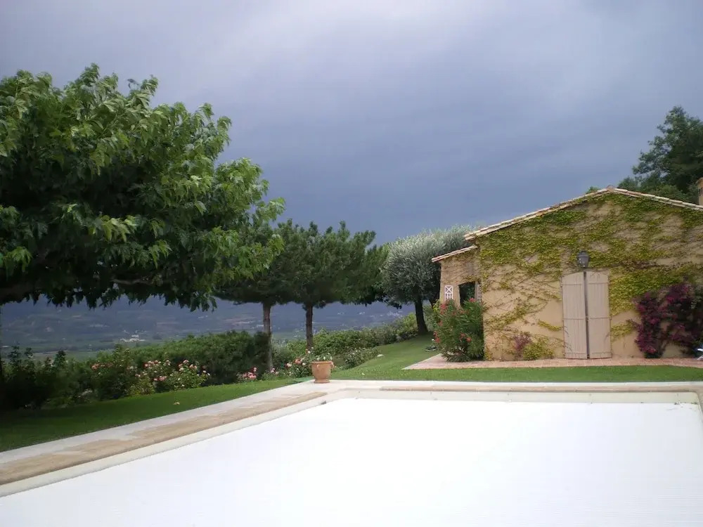 Sunny holiday home in Provence with pool