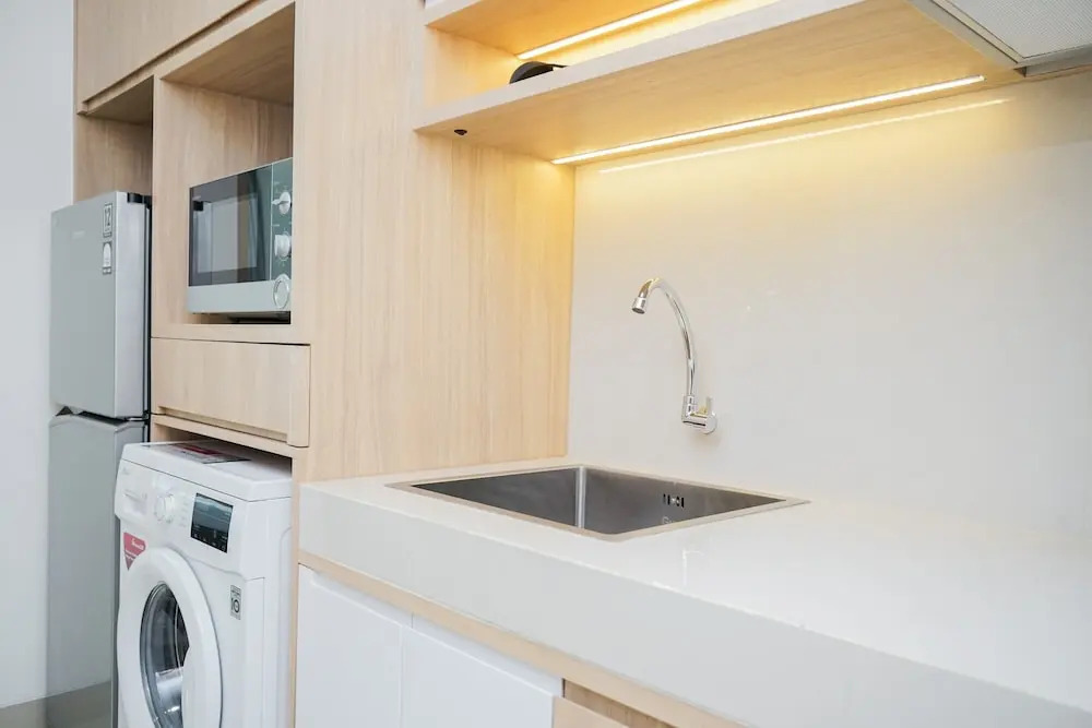 Comfy and Minimalist Studio at Embarcadero Bintaro Apartment By Travelio