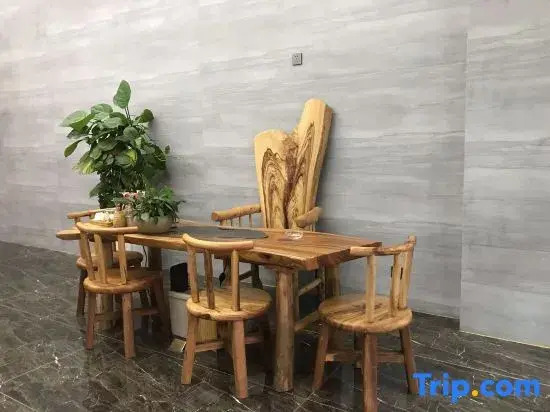 Merlin Art Hotel