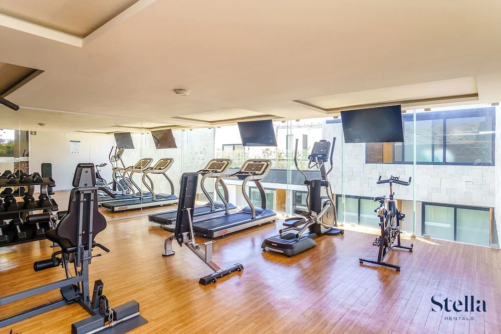 Grand Oceanview Condo with Rooftop Pools