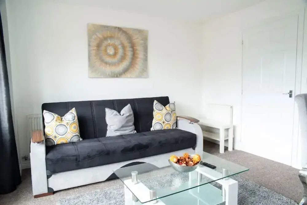 Contractorscleancharming 2-bed House in Coventry