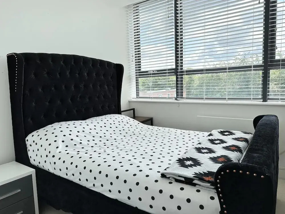 Condo Apartment With Workspace
