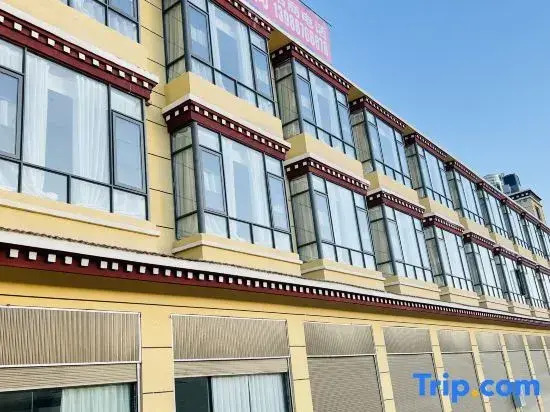 Elong Hotel (Shangri-La Dukezong Ancient City Railway Station)