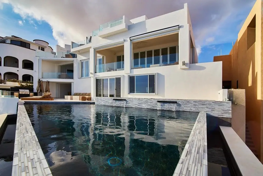 Luxurious Oceanfront Living, Minutes From Downtown: Villa Land's End