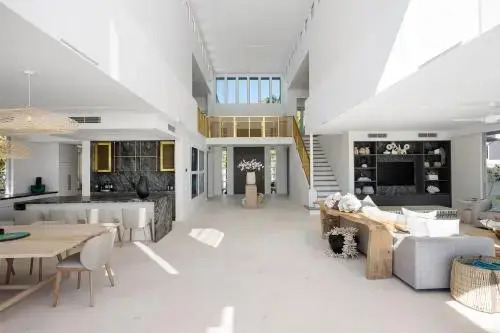Iluka, Luxurious Riverfront Retreat