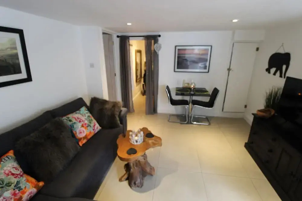 Beautiful Cosy 1 Bedroom Basement Apartment