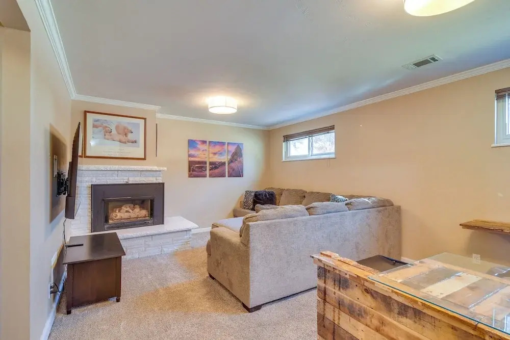 2 Mi to Olde Town! Pet-friendly Haven w/ Sunroom