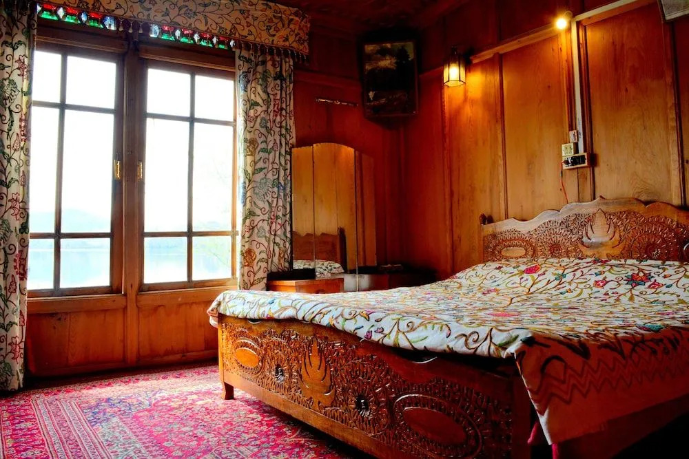 Golden Flower Heritage Houseboats