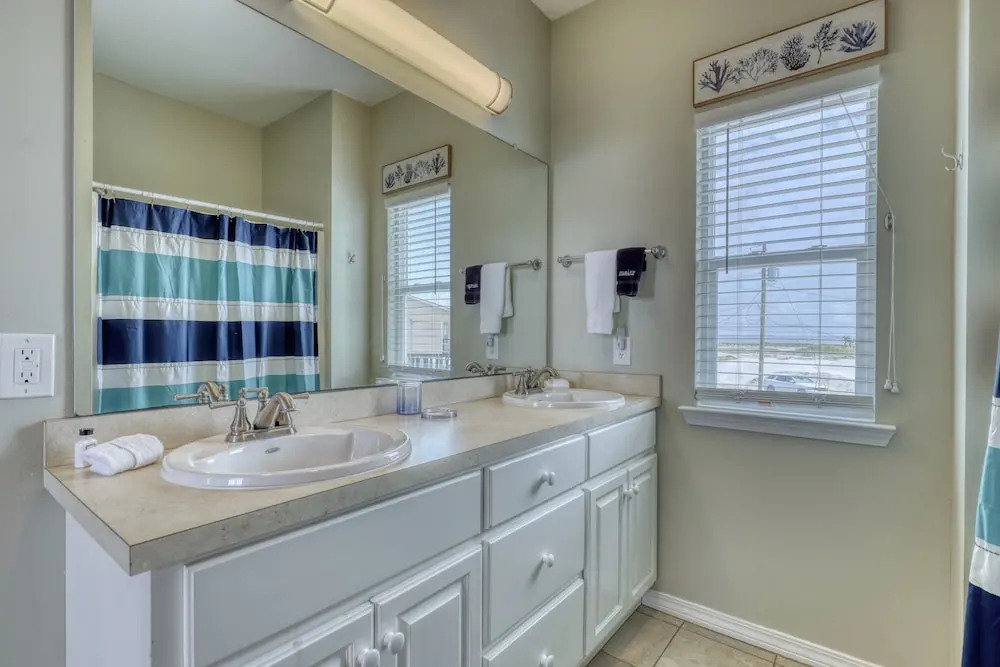 Villa Delphinus - Beachfront! And Pet Friendly! Feel The Ocean Breezed And Hear The Waves Lapping Right At Your Doorstep! 3 Bedroom Home by RedAwning