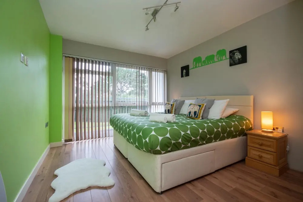 Fairwinds in Poole With 2 Bedrooms and 1 Bathrooms