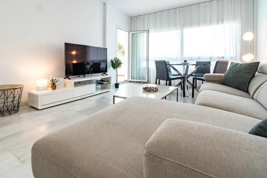 PR20 - Beach front flat Puerto Banus