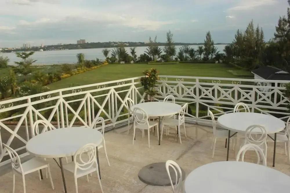 Balmoral Beach Hotel