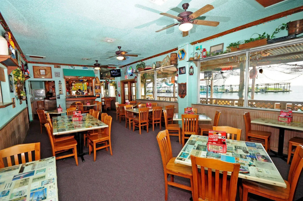 Bluffs Landing Lodge