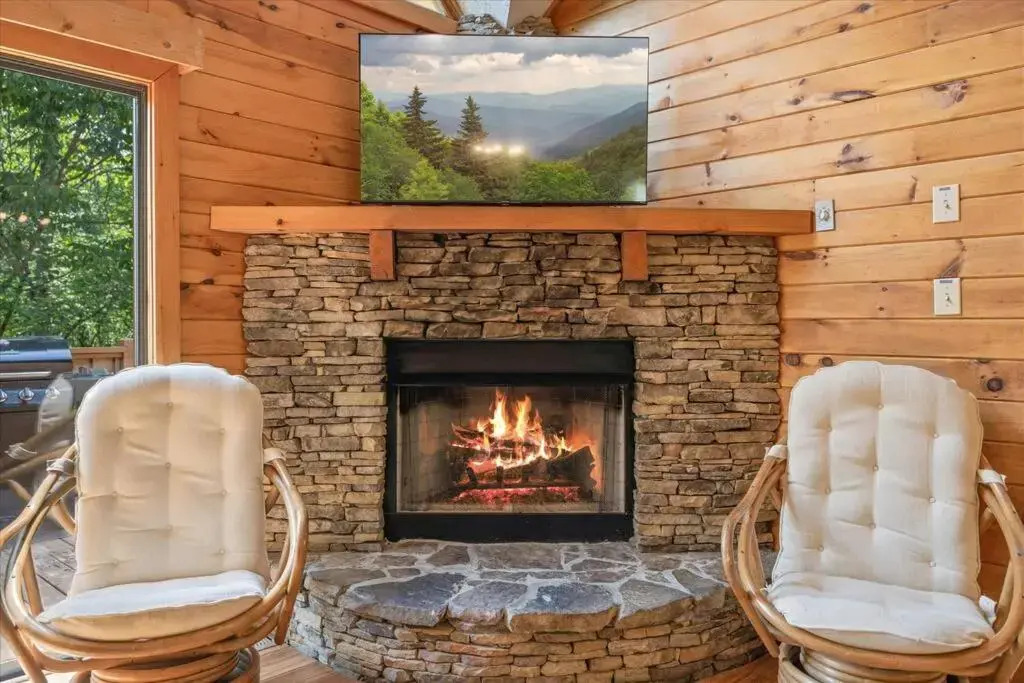 1 min to the Parkway SPACIOUS cabin w 3 master suites & 4th bedroom