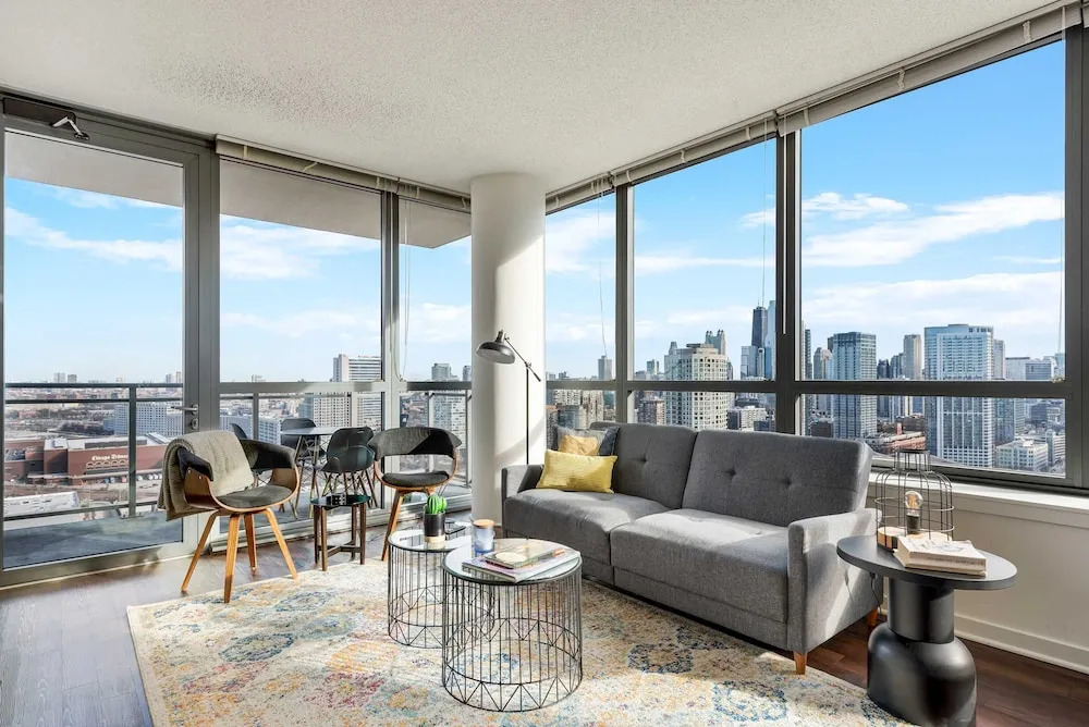 West Loop Luxe 2BR Balcony Skyline Views