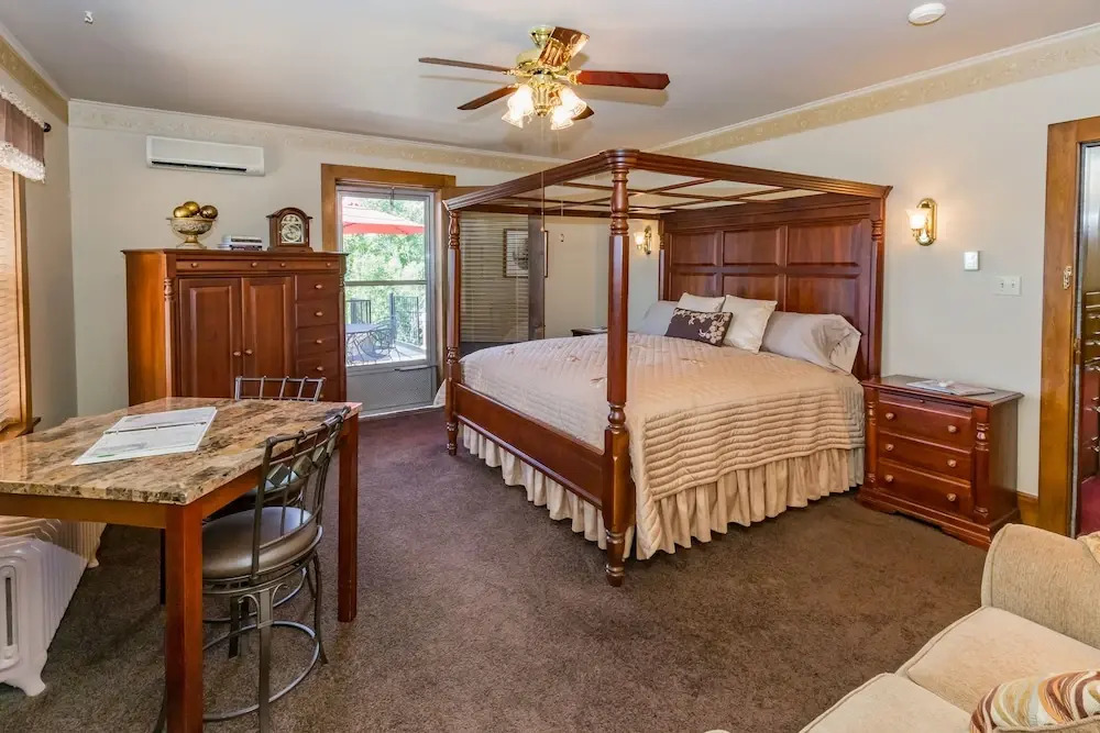 The Firelight Inn on Oregon Creek Bed and Breakfast