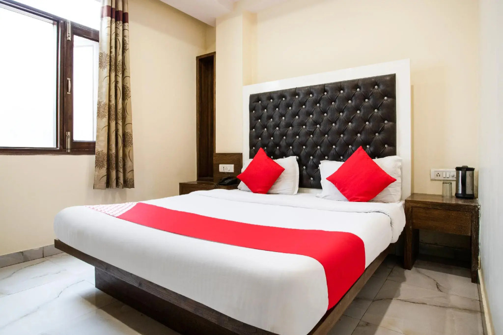 OYO 44260 Saffron Inn