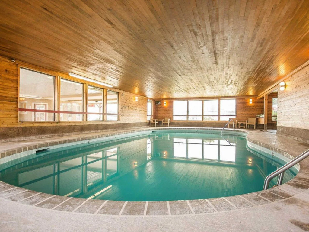 Econo Lodge Inn & Suites