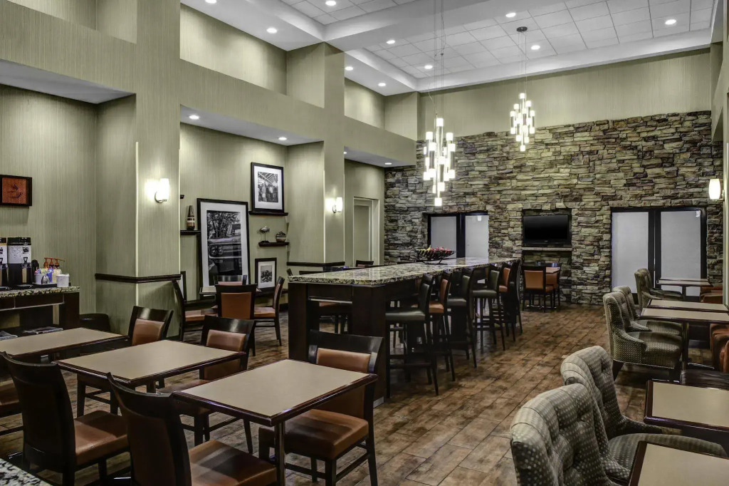 Hampton Inn and Suites Bakersfield / Highway 58