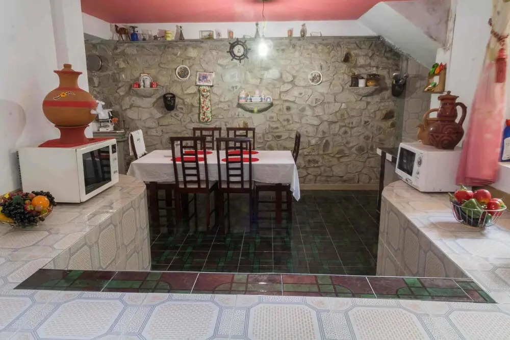 Yoho Roshan Guest House
