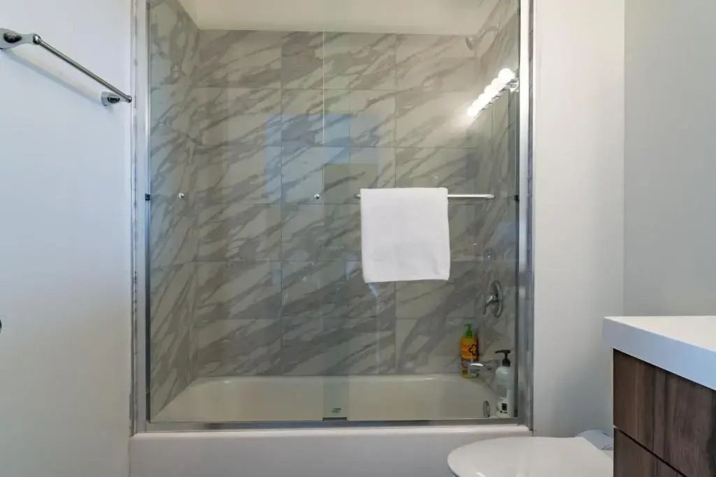McCormick Place 3br-2ba luxury Family Heaven with optional parking for 6 guests