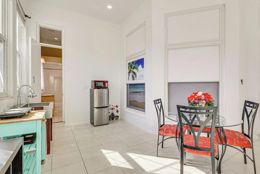 Near Apollo Beach! Bright Apt w/ Essentials