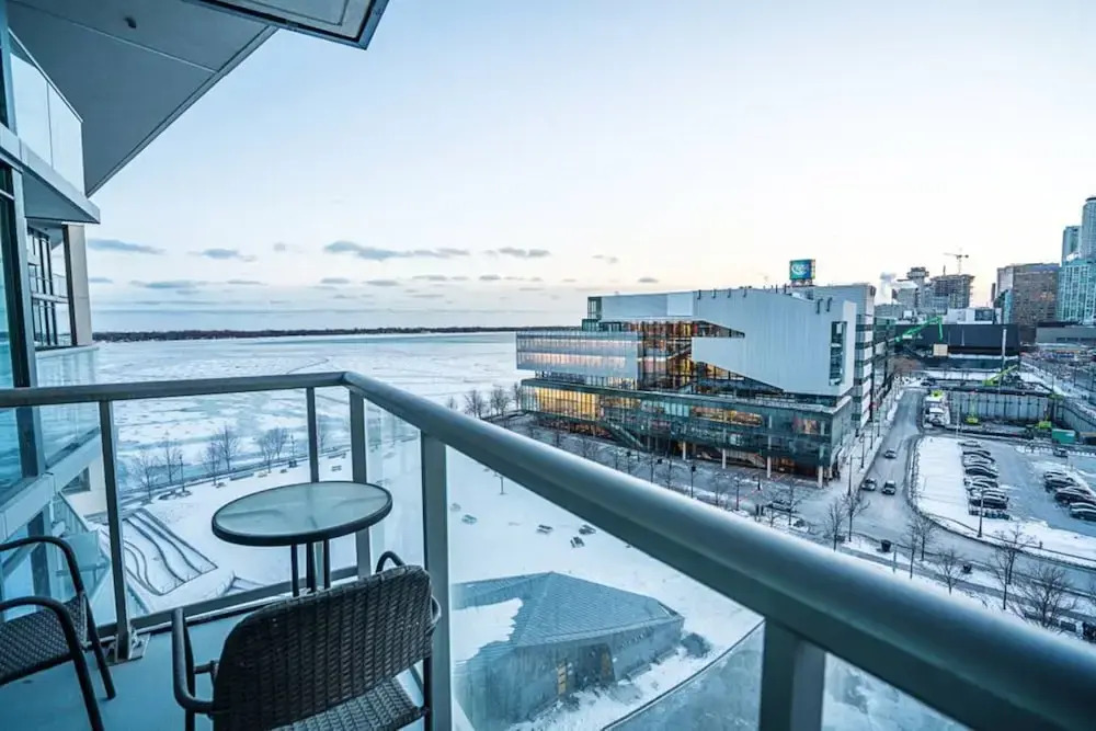 Modern 1 Bedroom Condo With CN Tower Views