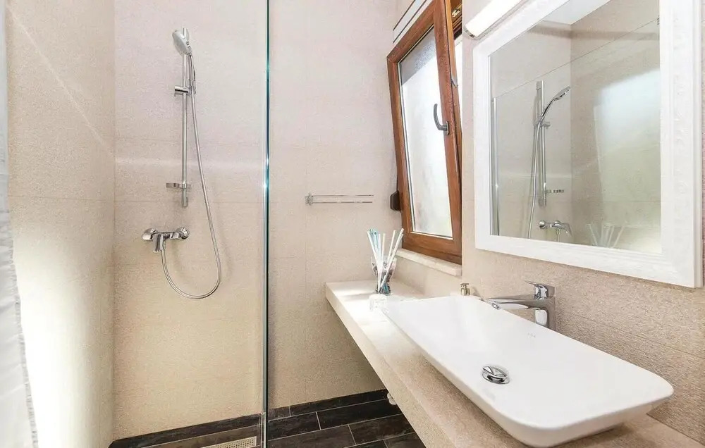 Five-Bedroom Holiday Home In Kastel Stafilic